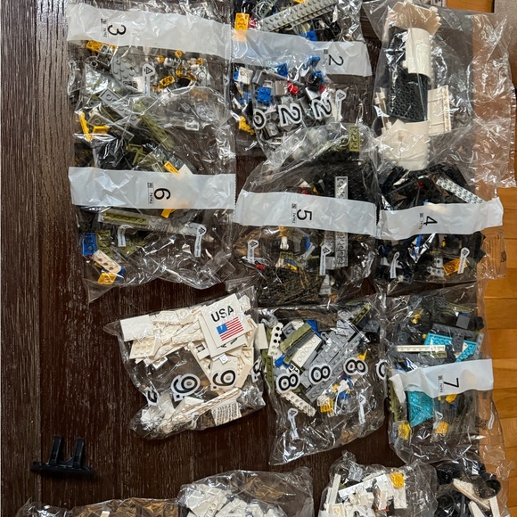 LEGO NASA Space Shuttle Discovery - 10283  **read description** - Picture 2 of 4